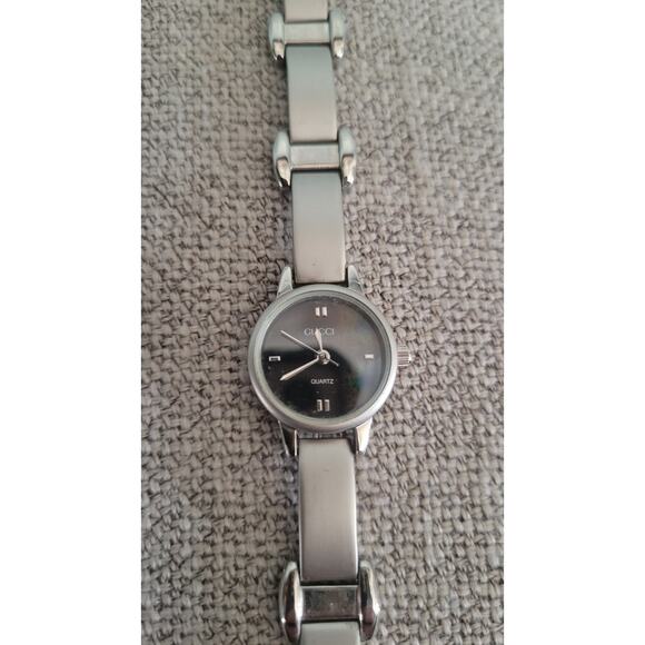 Women’s Silver Tone Bracelet Watch Black Dial | Marked “Gucci” | Untested /... - Picture 2 of 7